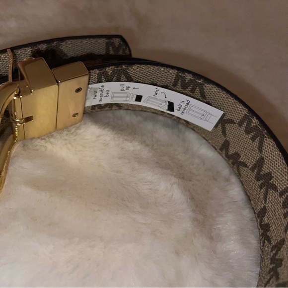 Michael Kors reversible belt size small - Picture 2 of 3